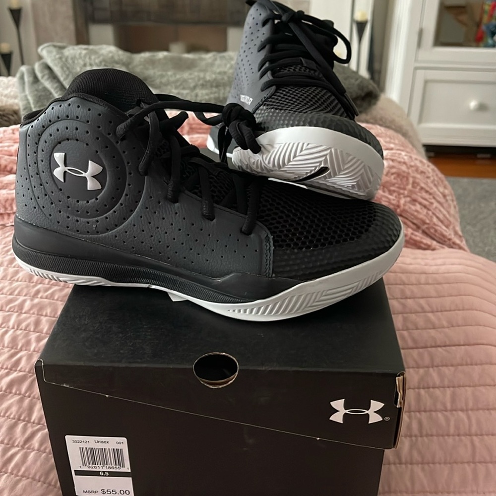 UNDER ARMOUR UNISEX COURT SHOES SZ 6.5 YOUTH, NEW IN BOX
